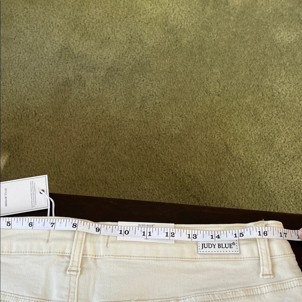 Judy Blue Women's Off-White Jean Shorts NWT - Picture 3 of 9
